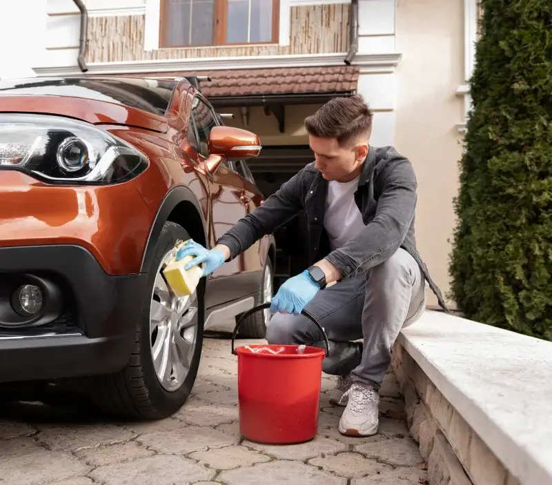 Lavage auto à domicile Bazoches-les-Gallerandes : professionnel intervenant sur un véhicule